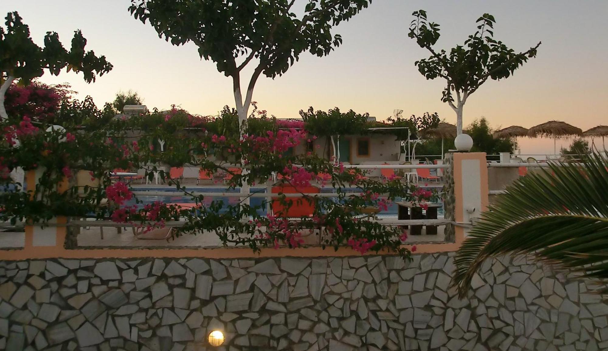 Santorini Camping & Hostel Fira  Eksteriør bilde